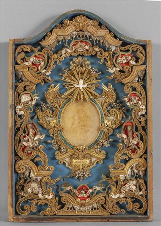 Altarino in carta con al centro placca ovale in 