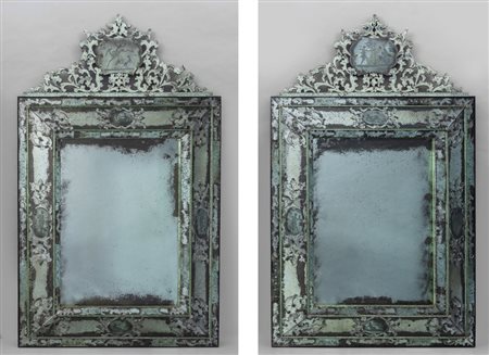 Coppia di grandi specchiere con cimasa in vetro 