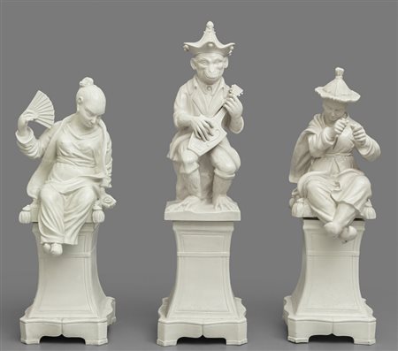 Tre sculture in terracotta bianca raffiguranti 