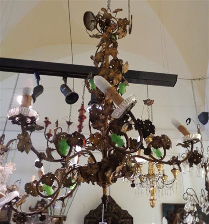 Lampadario a sei luci in metallo dorato, decorato 