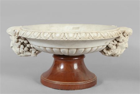 Vasca in marmo bianco scolpita a teste virili 