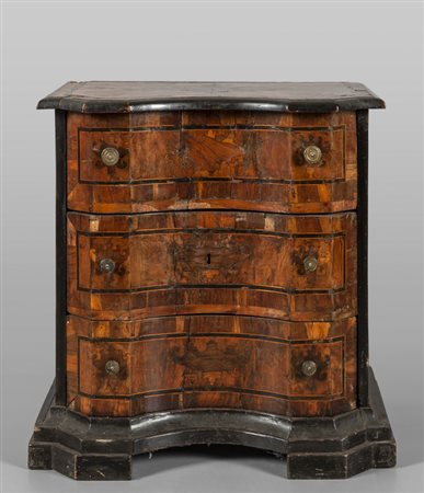 Piccolo comò Luigi XIV a tre cassetti lastronato 