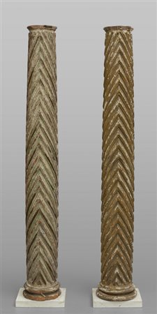 Coppia di colonne in legno intagliato e dorato, 