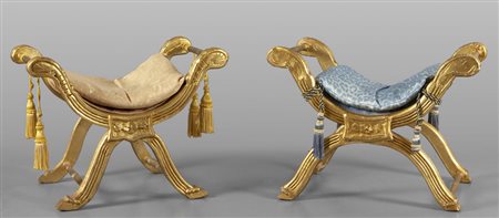 Quattro sgabelli a sciabola in legno intagliato e 