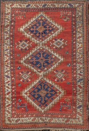 Tappeto caucasico decorato con tre rombi centrali 