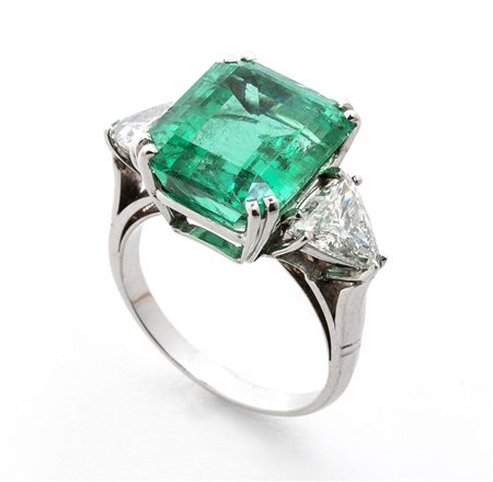 Anello con smeraldo e diamanti