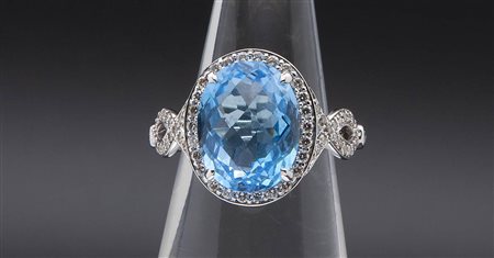 Anello con diamanti e topazio azzurro 