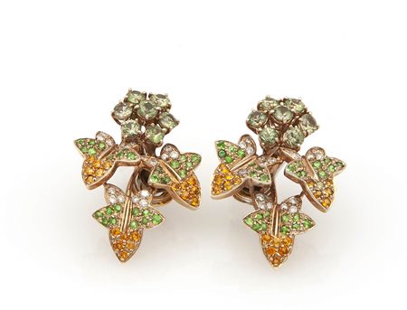 Orecchini con diamanti e pietre di colore 