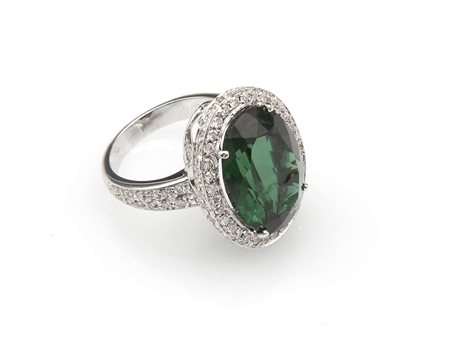 Anello con diamanti e pietra verde