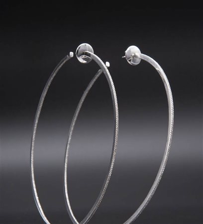 Orecchini a cerchio con diamanti 