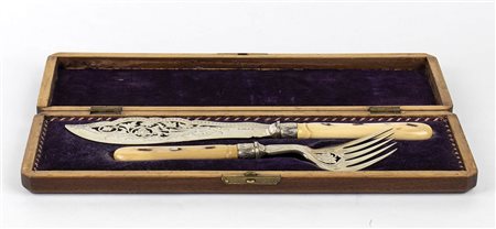 Coppia di posate inglesi in metallo e avorio Shibayama - Sheffield, 1880-1896, argentieri Fenton Brothers