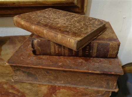 Tre antiche scatole a forma di libri