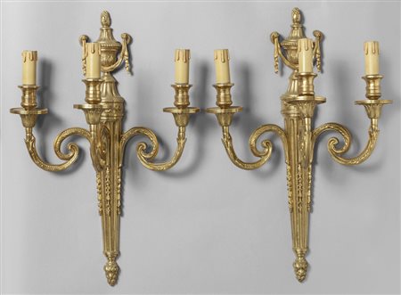 Coppia di apliques in stile Luigi XVI in bronzo 