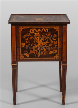 Comodino Luigi XVI a tre cassetti lastronato e 