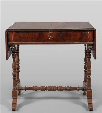 Scrivania con alette in mogano, sec.XIX<br>cm. 