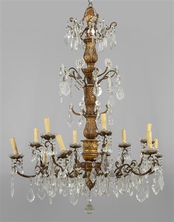 Lampadario a 12 luci con fusto in legno 