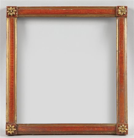 Cornicetta di forma quadrata in legno intagliato, 