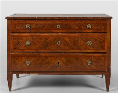 Comò Luigi XVI a tre cassetti lastronato in noce 