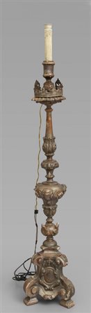 Candeliere in legno intagliato 