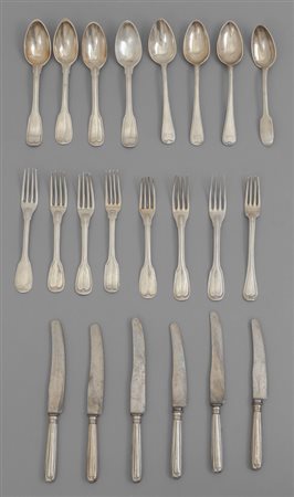 Otto cucchiai diversi, sei coltelli e otto 