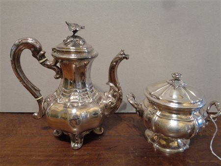 Caffettiera e zuccheriera diverse in argento 