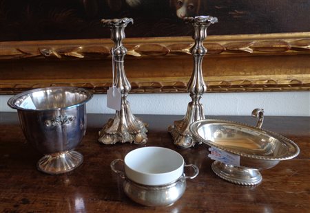 Coppia di candelieri in argento e vari oggettini 