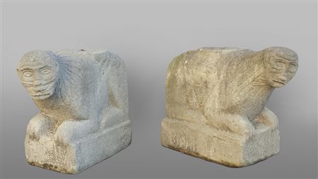 Coppia di leoni stilofori in pietra<br>cm. 60x22 