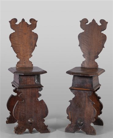 Coppia di sgabelli in noce sec.XVII