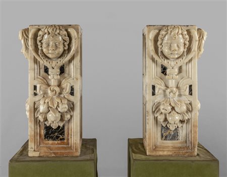Coppia di pilastrini angelicati in marmo di cui 