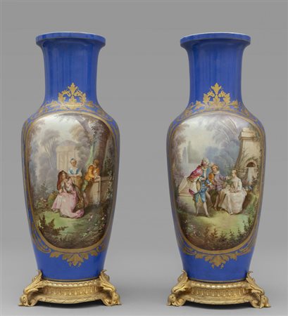 Coppia di vasi in porcellana azzurra decorati a 