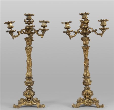 Coppia di candelieri a quattro luci in bronzo 