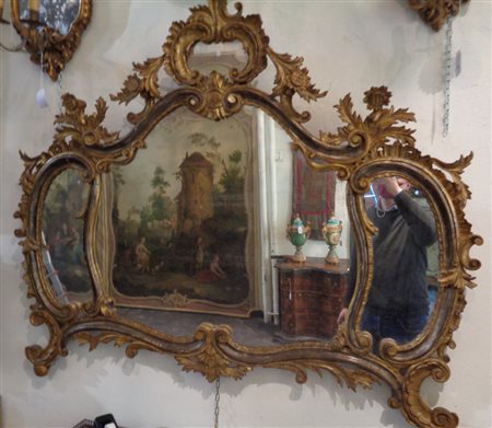 Caminiera in stile in legno intagliato<br>cm. 