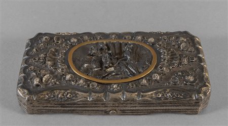 Scatola in argento sbalzato con figura di dama e 