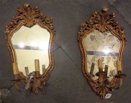 Coppia di specchierine dorate in stile<br>cm. 