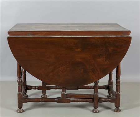 Tavolo a bandelle in noce a rocchetto, 