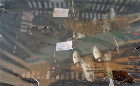 Vari modelli di aereoplani in plastica