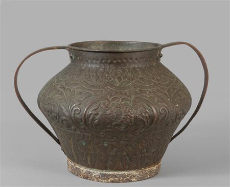 Bacile con manici in bronzo cesellato con stemma, 