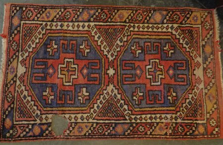 Tappeto caucasico decorato con due rombi (difetti 