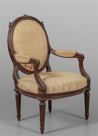 Poltrona Napoleone III in noce finemente 