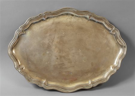 Grande vassoio in argento sbalzato di forma 