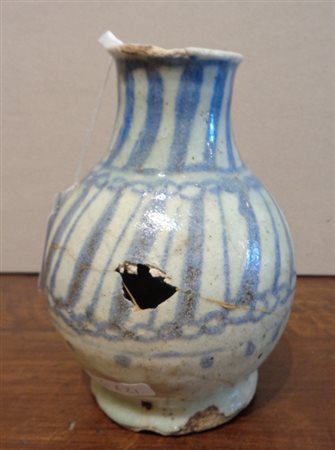 Bottiglia in ceramica bianca e blu sec.XVII 