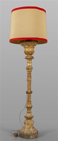 Grande candeliere in legno finemente dorato ed 