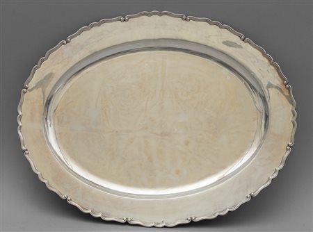 Vassoio in argento ovale con brodo 