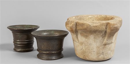 Tre antichi mortai in bronzo e uno in marmo