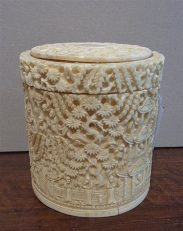 Scatola in avorio finemente intagliato con scene 