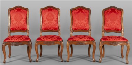 Quattro sedie Luigi XV in noce intagliato con il 
