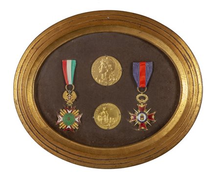 Cornice contenente medaglie<br>cm. 36x28