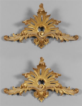 Due fregi in legno intagliato e dorato<br>cm. 