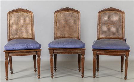 Tre sedie Luigi XVI in noce con schienale 