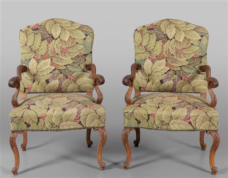 Coppia di poltrone imbottite Luigi XV in noce 